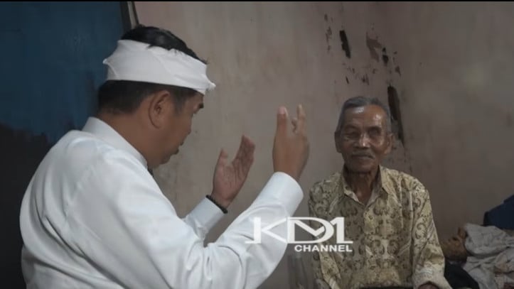 Gubernur Jawa Barat Dedi Mulyadi saat temui kakek tunanetra di Sumedang
