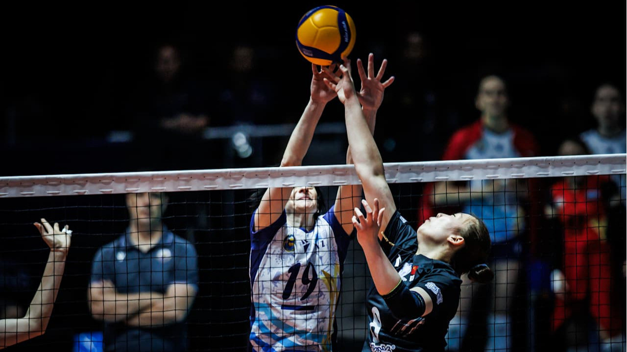 Pemain Zhetysu (biru-putih) melawan Beijing Arctic Ocean (hitam) di AVC Champions League 2026.