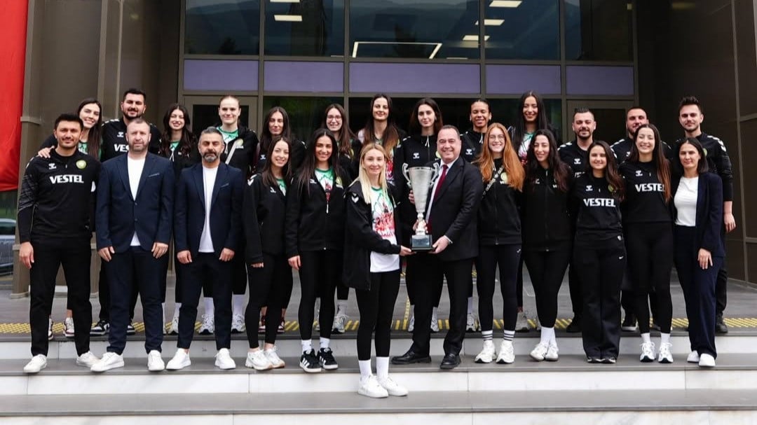 Perayaan promosi mantan tim Megawati Hangestri yakni Manisa BBSK ke Sultanlar Ligi