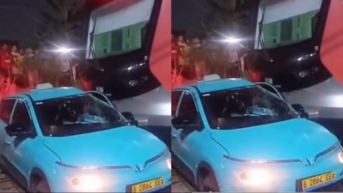 Taksi yang diduga menjadi penyebab tabrakan KRL dan KA Argo Bromo Anggrek, Senin (27/4/2026).