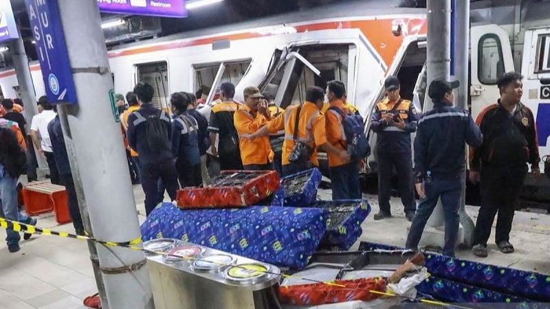 Kondisi gerbong KRL Commuterline yang bertabrakan dengan KA Argo Bromo Anggrek relasi Gambir-Surabaya Pasar Turi di Stasiun Bekasi Timur, Bekasi, Jawa Barat, Senin (27/4).