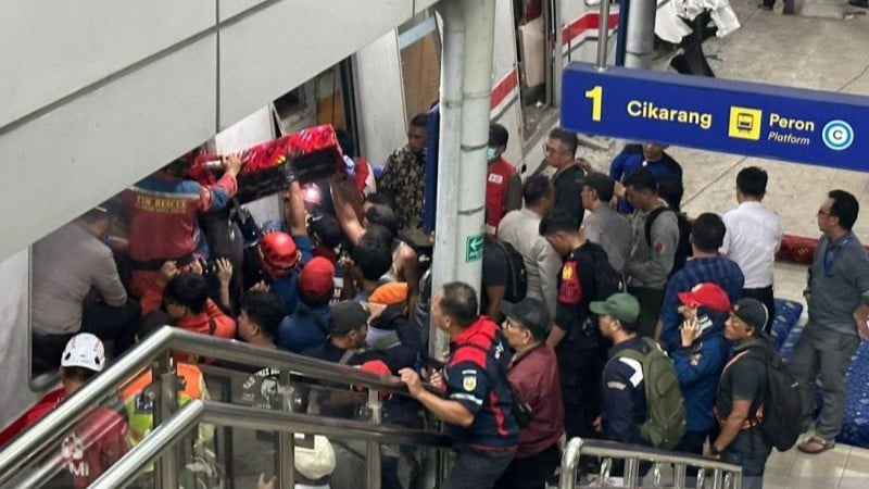 Sejumlah petugas dan warga mengevakuasi korban kecelakaan commuter line (KRL) jurusan Cikarang yang bertabrakan dengan Kereta Api (KA) Jarak Jauh Argo Bromo Anggrek di stasiun Bekasi Timur, Senin (27/4).