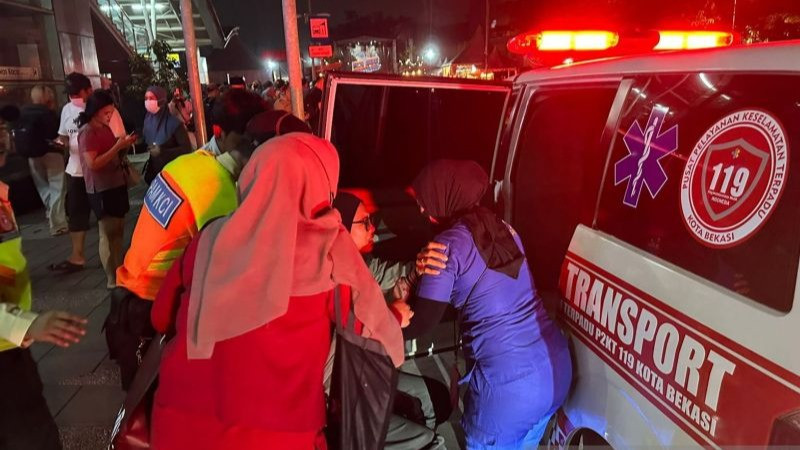 Korban kecelakaan kereta api dievakuasi petugas dari Stasiun Bekasi Timur ke sejumlah rumah sakit, Senin (27/4) malam.
