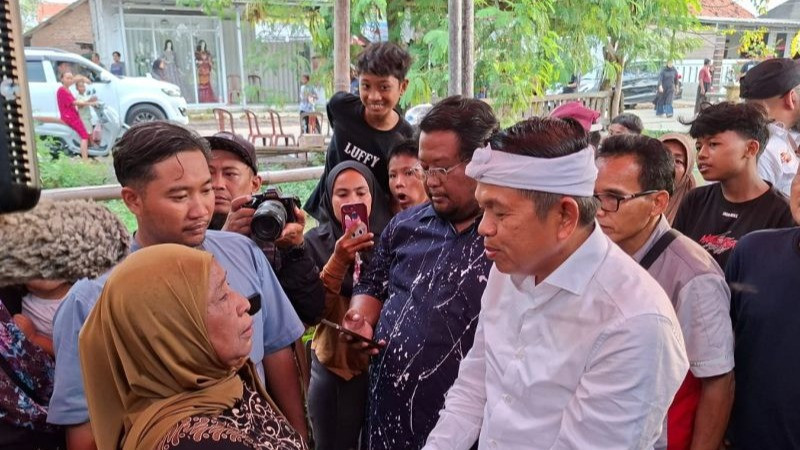 Gubernur Jabar, Dedi Mulyadi (KDM) mendatangi rumah keluarga Nurlela, korban tragedi kecelakaan kereta api dengan KRL Commuter Line di Cikarang Timur, Kabupaten Bekasi, Selasa (28/4/2026)