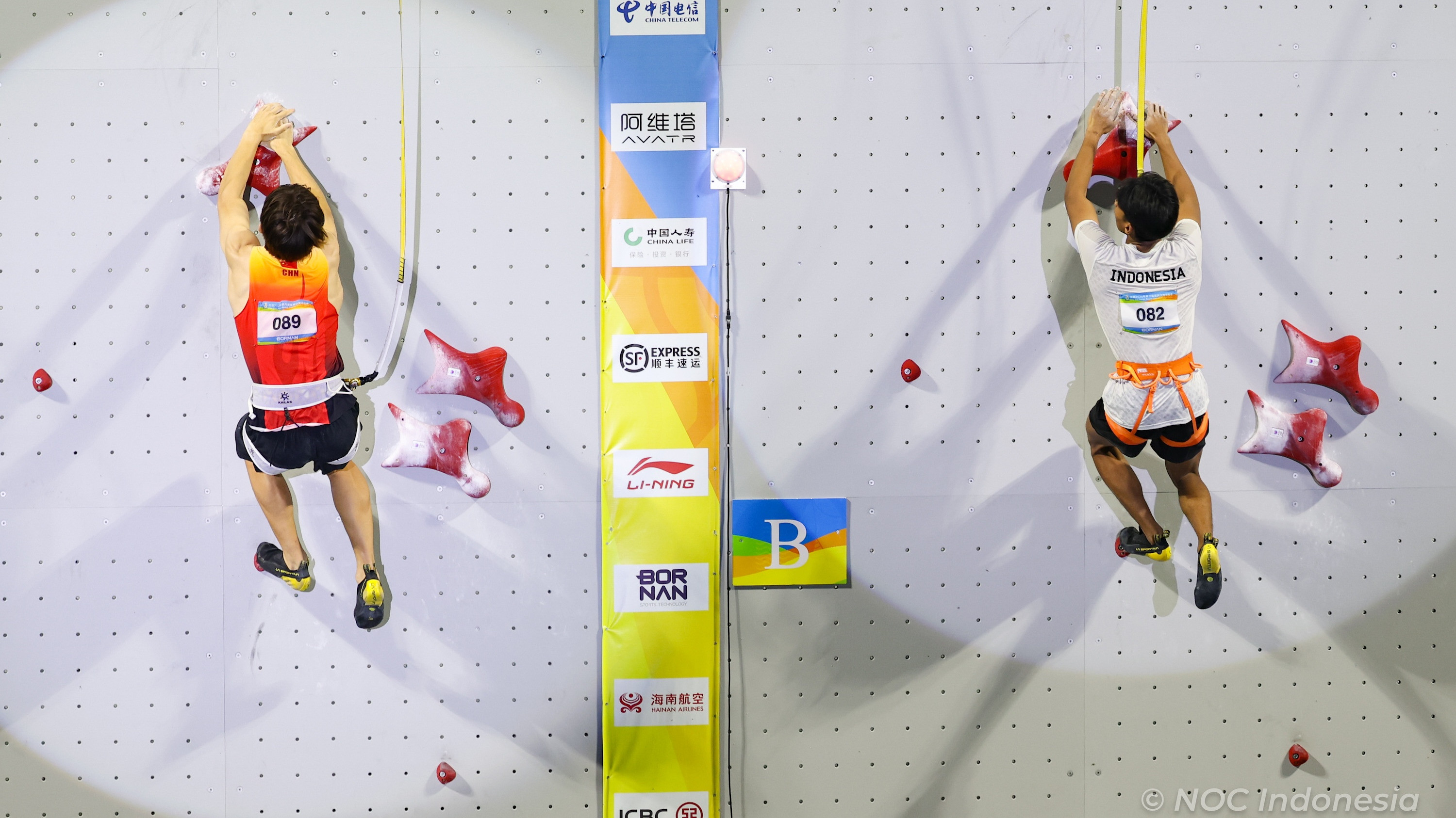 Atlet panjat tebing Indonesia, Antasyafi Robby Al Hilmi saat bersaing dengan Zhao Yicheng (China) Asian Beach Games 2026.
