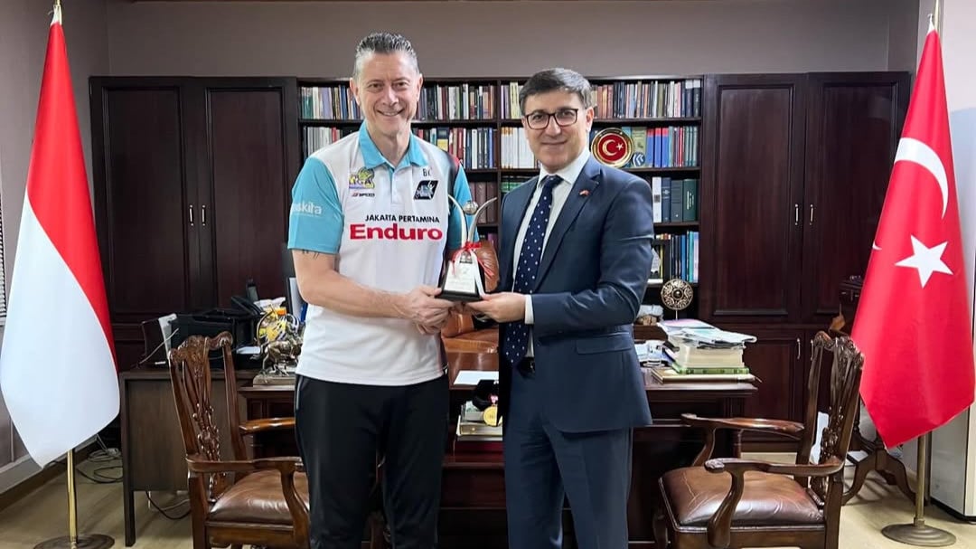 Duta Besar Republik Turki untuk Republik Indonesia, Talip Küçükcan bersama pelatih Jakarta Pertamina Enduro, Bulent Karsioglu.