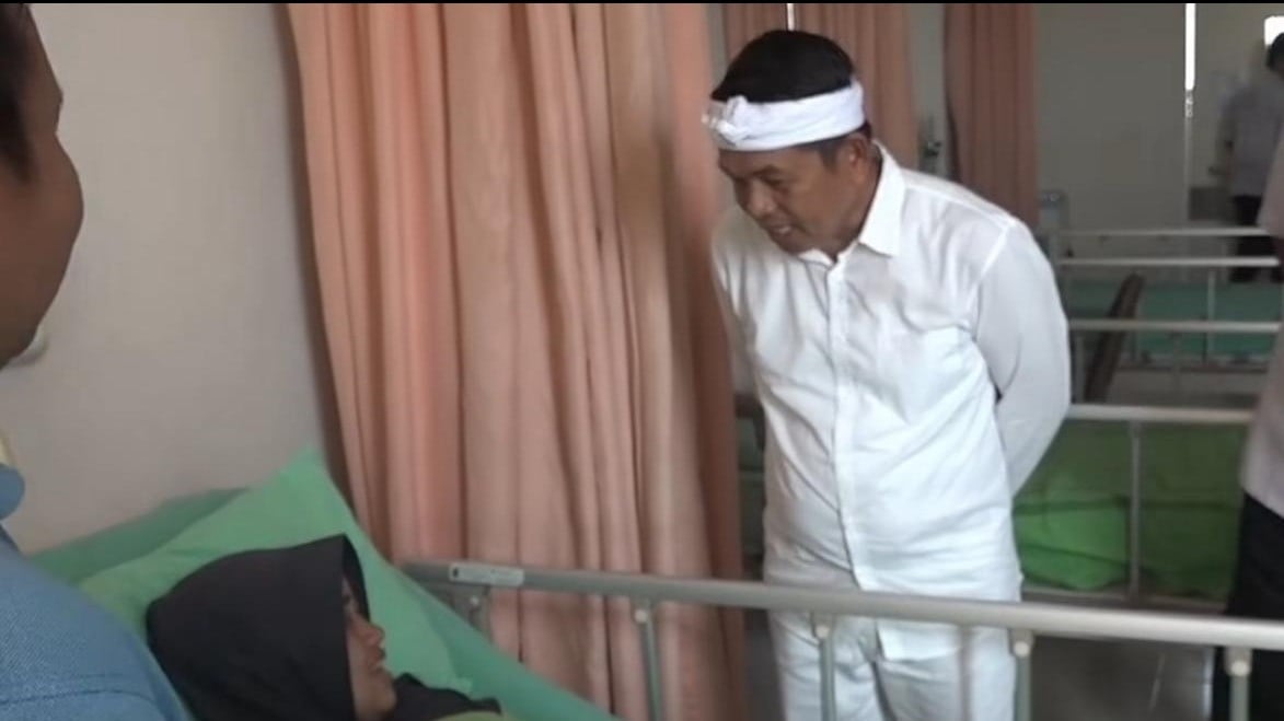 Gubernur Jawa Barat, Dedi Mulyadi, kunjungi salah satu korban insiden KRL Stasiun Bekasi Timur