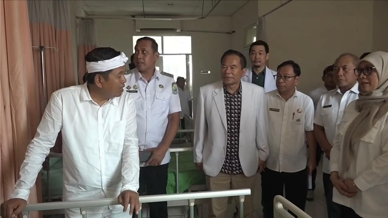 Gubernur Jawa Barat, Dedi Mulyadi, kunjungi salah satu korban insiden KRL Stasiun Bekasi Timur