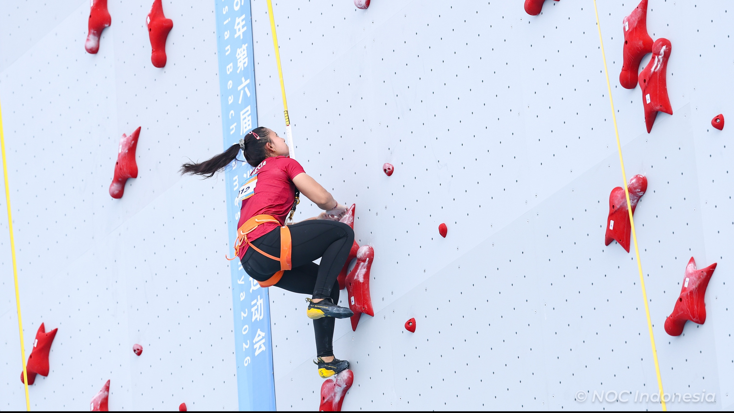 Atlet panjat tebing Indonesia saat beraksi di Asian Beach Games 2026.