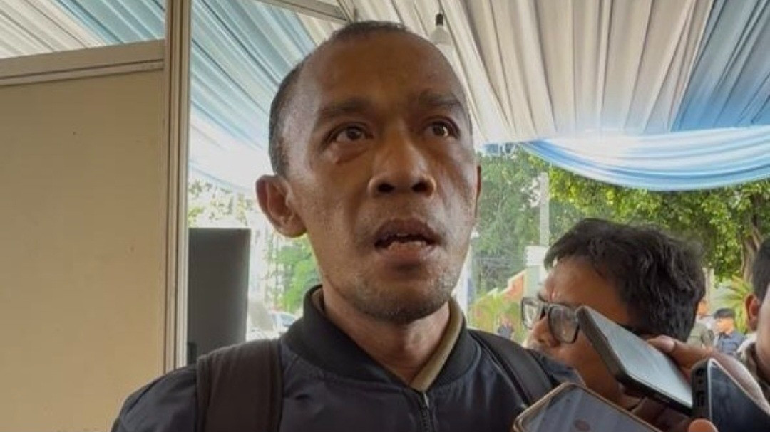 Rahmat, ayah Afna Regita, korban selamat tabrakan KA vs KRL di Stasiun Bekasi Timur