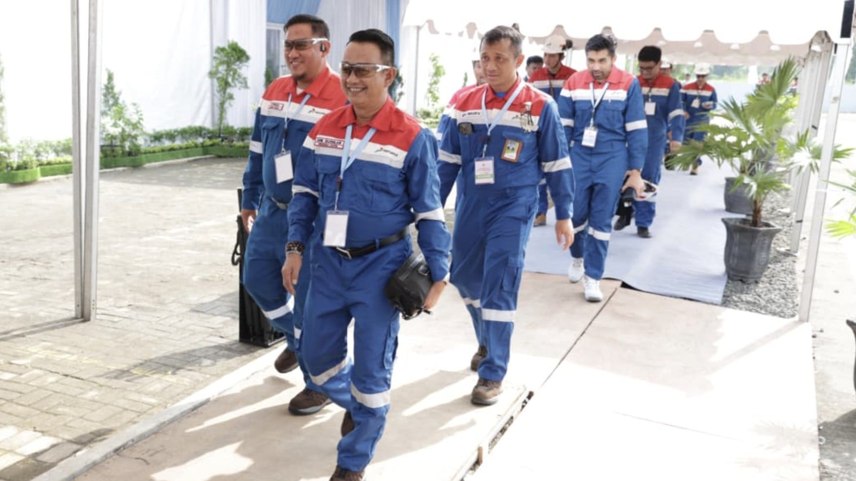 Presiden FSPPB Arie Gumilar (paling depan) dan rombongannya dalam groundbreaking 13 Proyek Hilirisasi Nasional Tahap II di Cilacap, Jawa Tengah, pada Rabu (29/4/2026).
