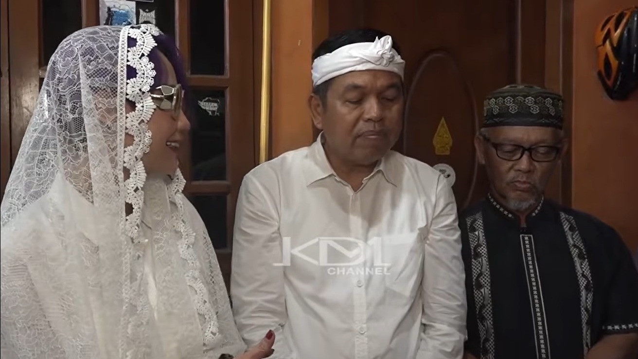 Direktur Kompas TV Rosi Silalahi dan Dedi Mulyadi di rumah duka korban kecelakaan KRL Bekasi Timur