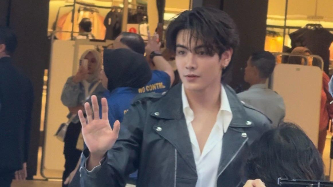 Aktor Thailand Joong Archen hadiri pop-up store eksklusif Viktor & Rolf di Grand Indonesia, Rabu (29/4/2026)