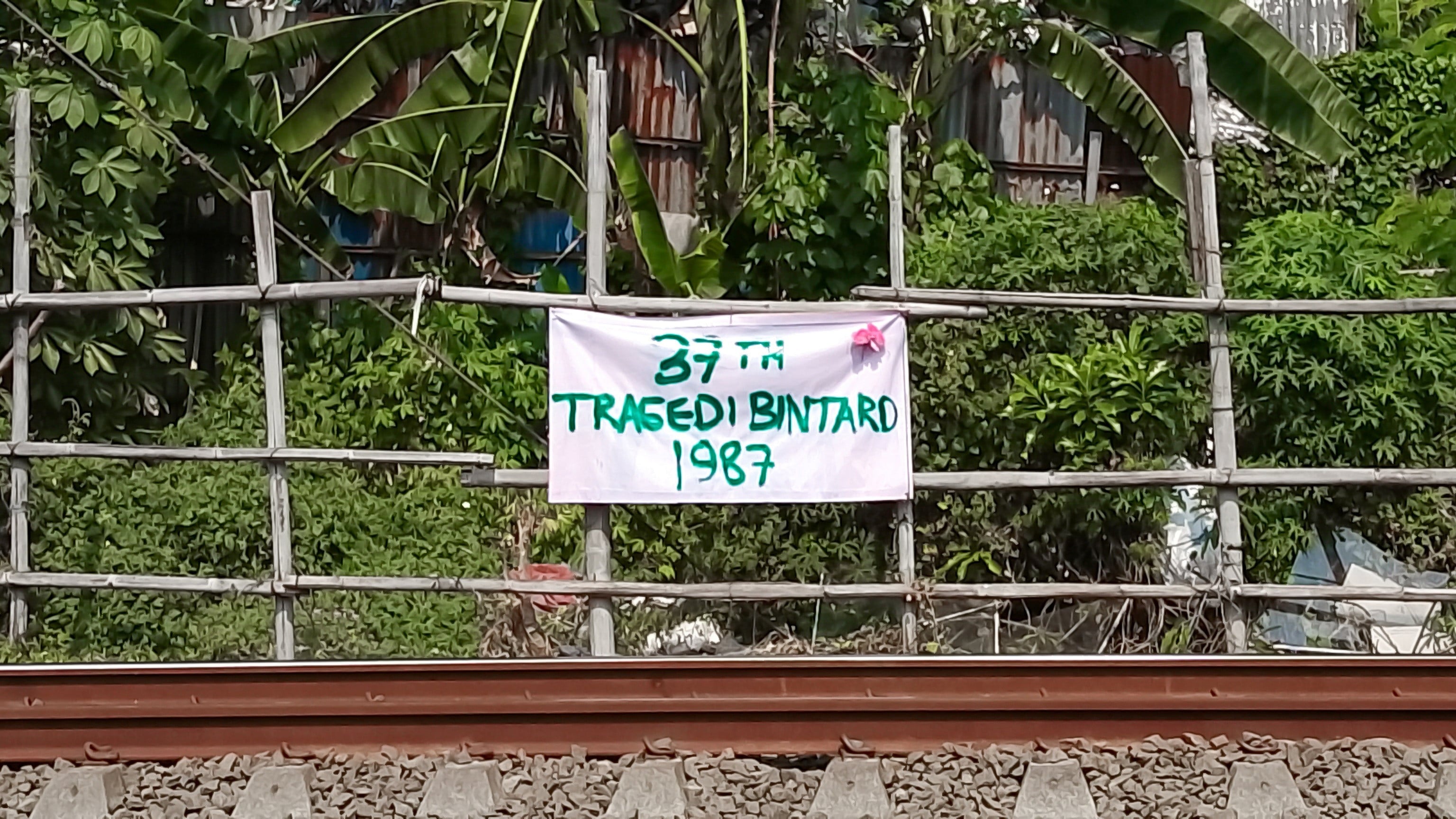 Spanduk ini dipasang pada tahun 2024 lalu di dekat rel kereta api untuk memperingati 37 tahun Tragedi Bintaro 1987