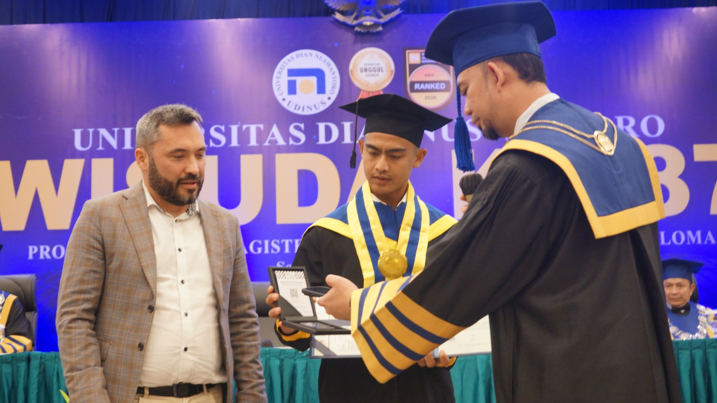 Pratama Arhan diwisuda sarjana di Universitas Dian Nuswantoro Semarang.