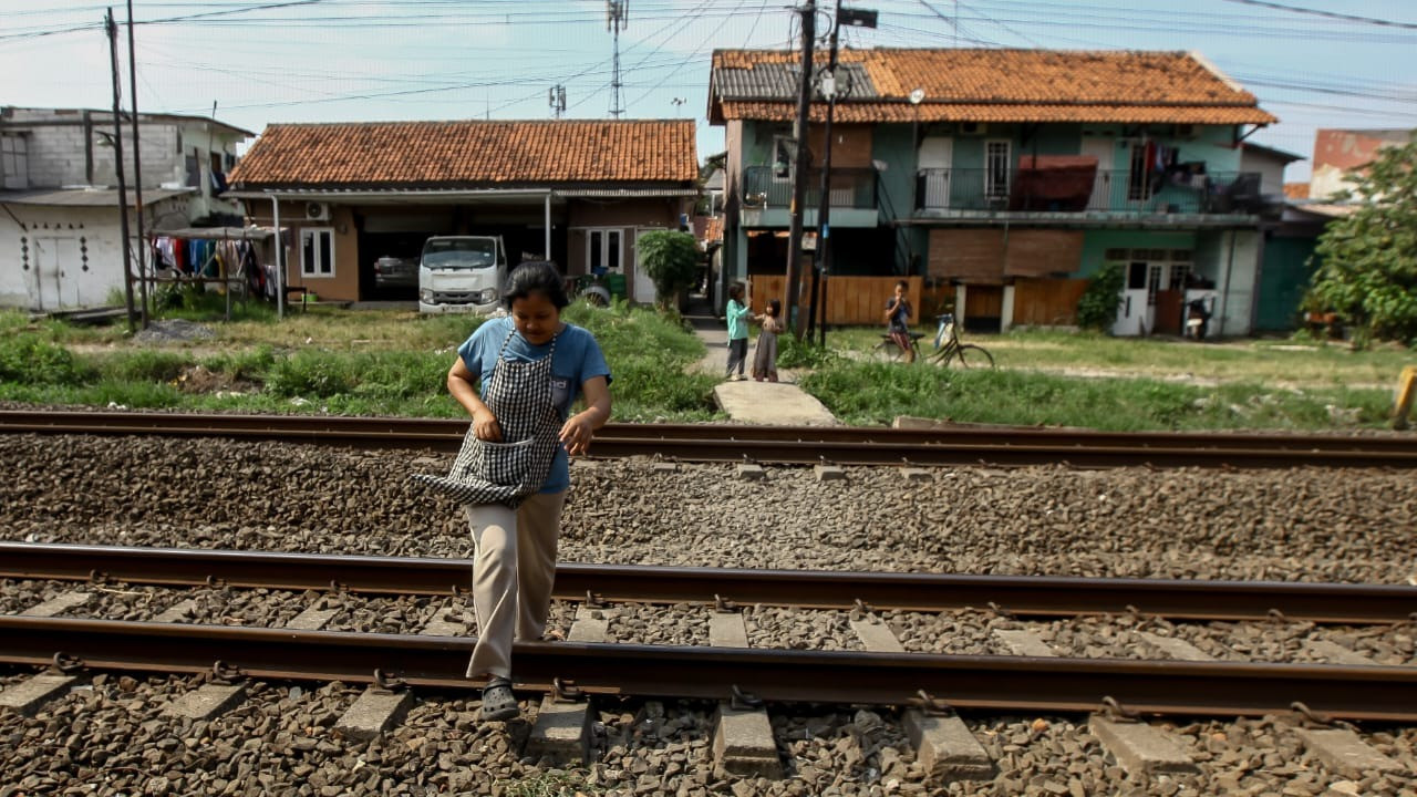 Lensa Berbicara: Lintasan Tanpa Pengawasan di Kampung Mede Ancam Keselamatan Warga