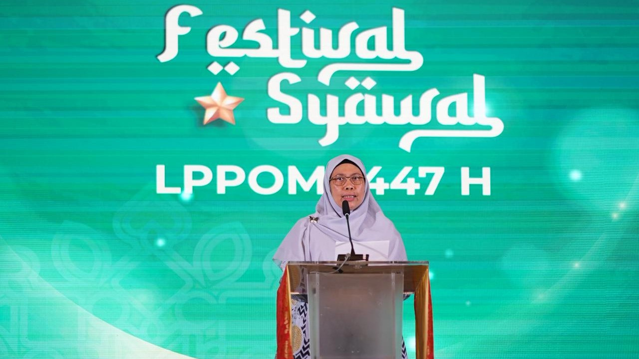 Direktur Utama LPPOM MUI, Muti Arintawati saat berpidato di acara Festival Syawal 1447 H