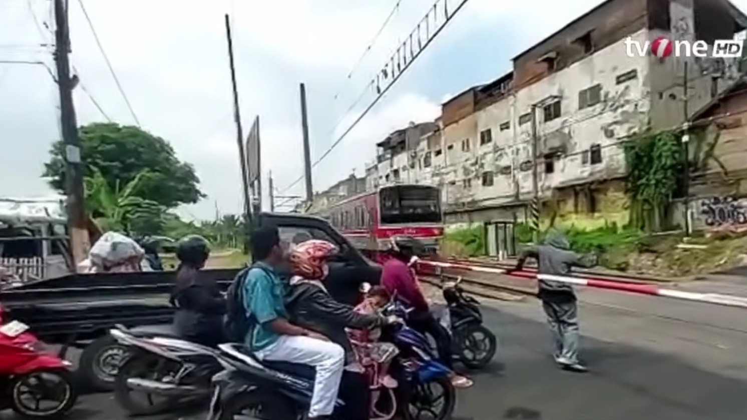 Kondisi terkini perlintasan sebidang Ampera Bekasi Timur dipasang palang darurat dan dijaga warga pasca KRL Commuter Line dan KA Argo Bromo Anggrek