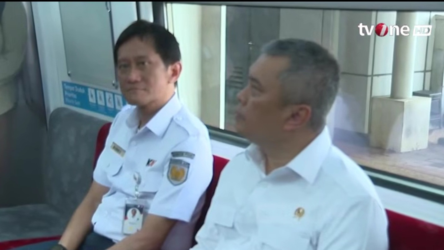 Dirut KAI Bobby Rasyidin dan Menhub Dudy Purwagandhi menjajal KRL yang kembali beroperasi pasca tragedi maut KRL vs KA Argo Bromo Anggrek