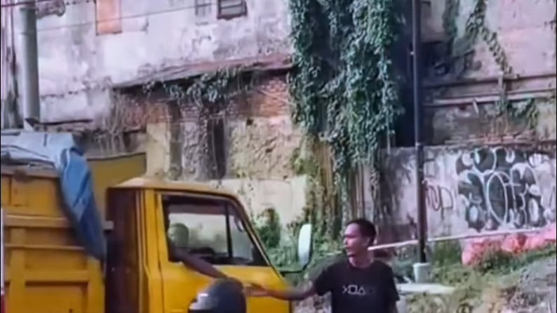 Masih Dijaga Ormas, Dedi Mulyadi Geram Soal Palang Pintu Perlintasan Kereta Api Bekasi Bagi Saya itu tidak Penting!