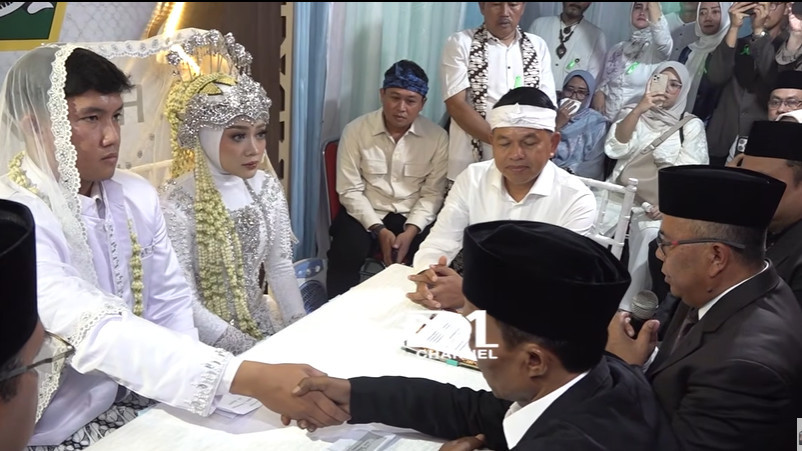 Dedi Mulyadi jadi saksi nikah pasangan tuna rungu di KUA Kecamatan Baleendah