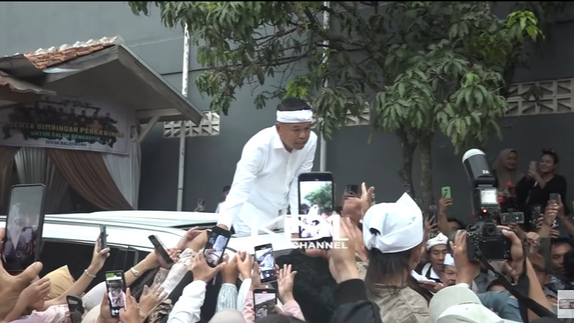 Hadir sebagai Saksi Nikah Pasangan Tuna Rungu, Dedi Mulyadi Malah Jadi Objek Foto Tamu Undangan
            - galeri foto