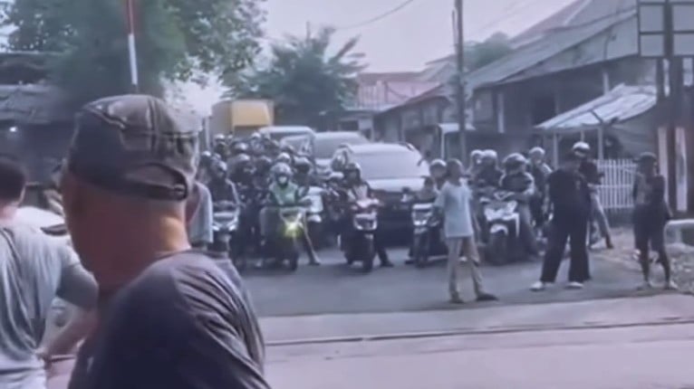 Perlintasan kereta sebidang JPL 86 di Jalan Ampera, dekat Stasiun Bekasi Timur diduga masih dijaga oknum ormas.