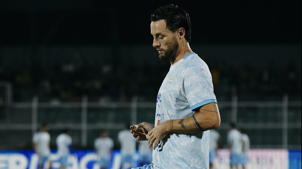 Dituding Bhayangkara FC Rasis ke Doumbia, Marc Klok Dibela Eks Rekan Lionel Messi
            - galeri foto