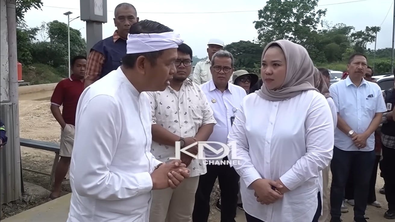 Gubernur Jabar, Dedi Mulyadi (KDM) berbincang dengan Kades Tamansari, Pangkalan, Karawang terkait perizinan tambang batu kapur untuk pabrik semen di kawasan karst