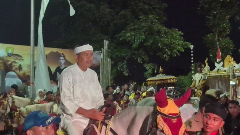 Gubernur Jawa Barat, Dedi Mulyadi (KDM) saat merayakan Kirab Budaya dalam peringatan Hari Tatar Sunda di Sumedang