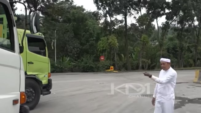 Geram Lihat Kapasitas Muatan Lebihi Beban Jalan, Dedi Mulyadi Hentikan  Paksa  Truk Pembawa Semen 32 Ton: Nanti Jembatannya Ambrol!