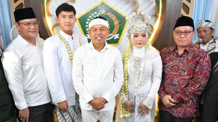 Gubernur Jawa Barat, Dedi Mulyadi (KDM) dan Kakanwil Kemenag Jabar, Dudu Rohman (KDR) berpose bersama pasangan disabilitas, Muhammad Sayyid Az Zahiri dan Naila Puja Rislani di KUA Baleendah, Kabupaten Bandung