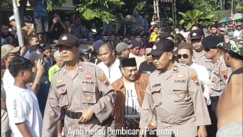 Warga Pati, Jawa Tengah menggeruduk pondok pesantren putri di Tlogosari buntut kasus pelecehan seksual puluhan santriwati oleh oknum kiayi