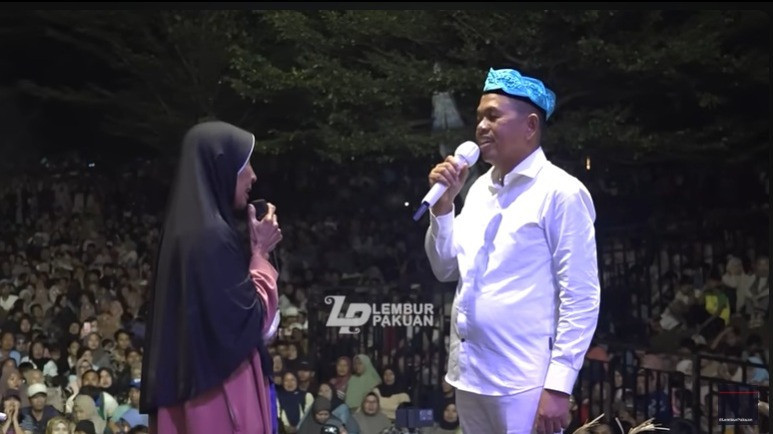 Gubernu Jawa Barat, Dedi Mulyadi memberikan bantuan salah satu warga Depok.