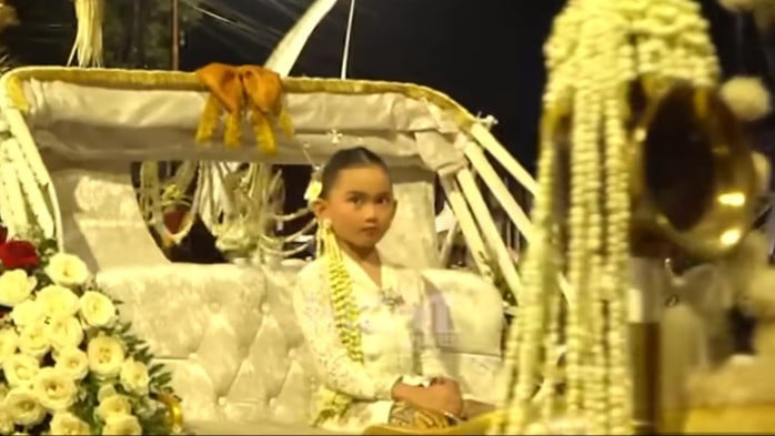 Pesona putri kesayangan Dedi Mulyadi, Nyi Hyang Ayu dalam acara Kirab Mahkota Binokasih