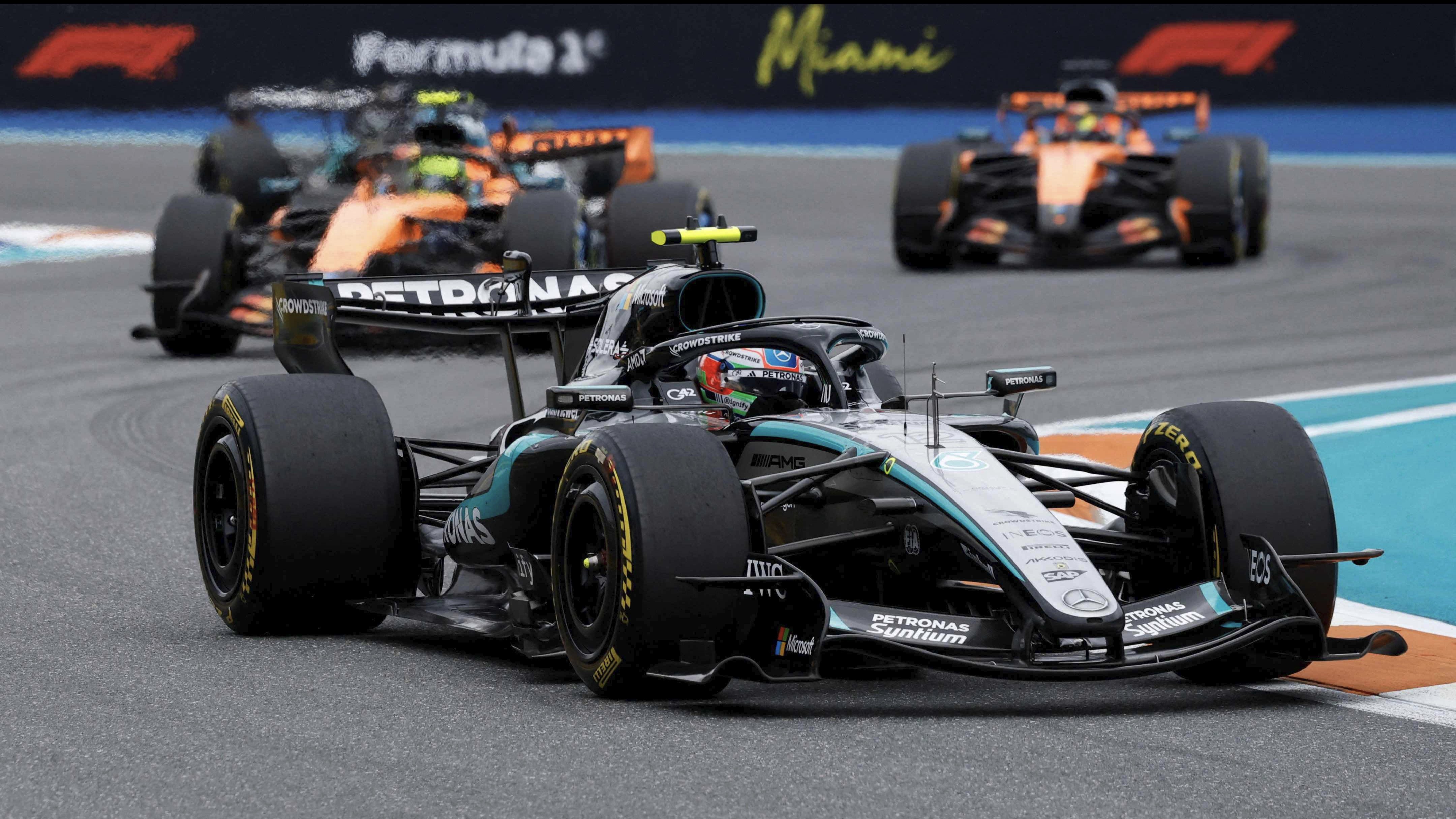 Pembalap Mercedes, Kimi Antonelli saat asapi duo McLaren yakni Lando Norris dan Oscar Piastri di F1 GP Miami 2026.