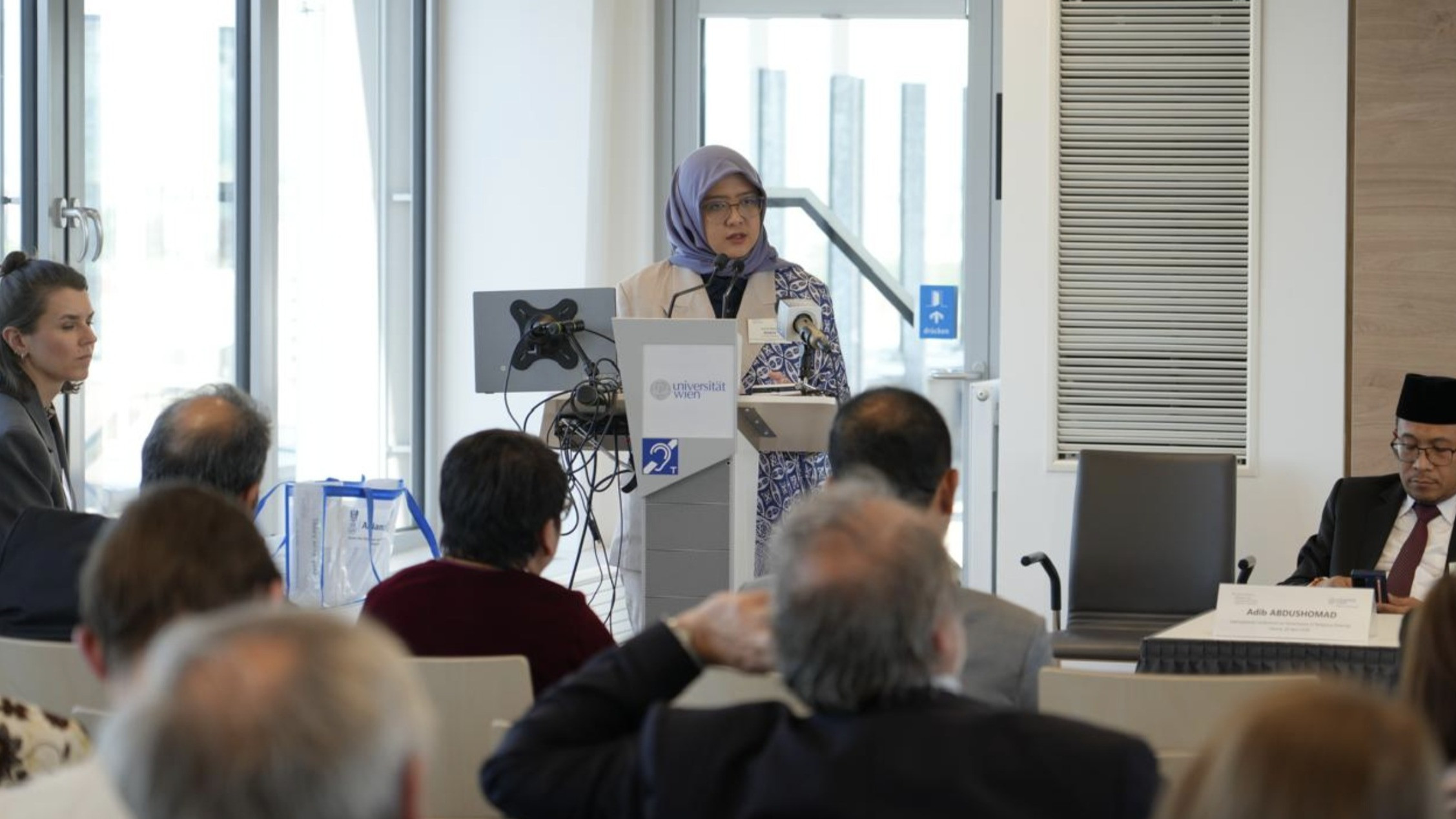 Presiden OIC Youth Indonesia Astrid Nadya Rizqita saat berbicara di Vienna, Austria, Rabu (29/4/2026)