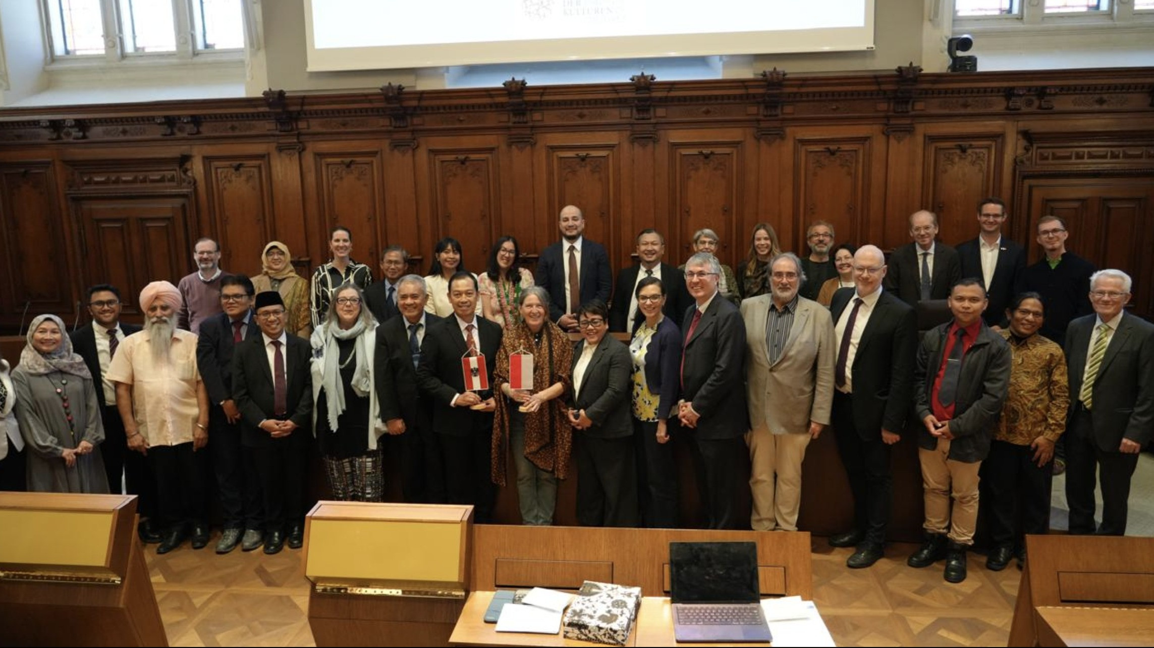 Delegasi RI berpose dengan Walikota Graz di Graz Rathaus, Austria.