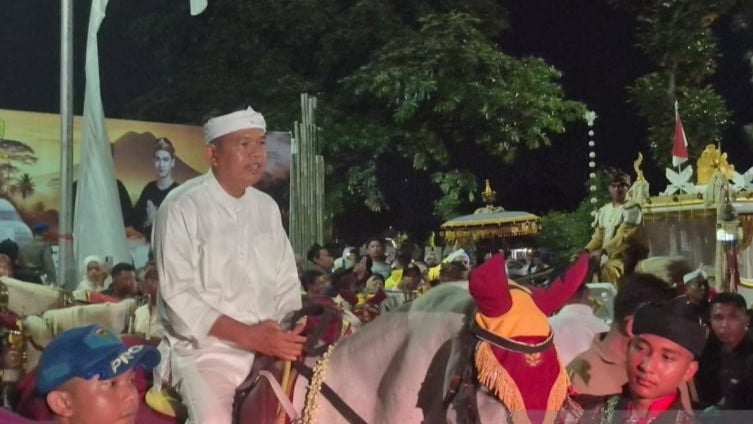 Gubernur Jawa Barat Dedi Mulyadi saat kirab budaya pada Acara Milangkala Tatar Sunda di Sumedang, Jawa Barat, Sabtu (2/5).