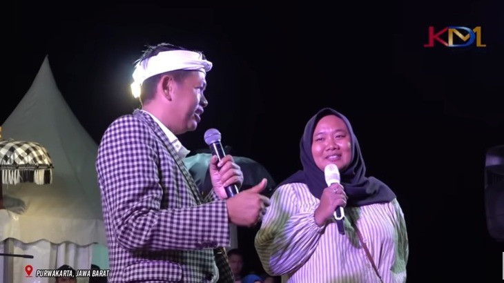 Dedi Mulyadi memberikan bantuan kepada guru honorer di Purwakarta.
