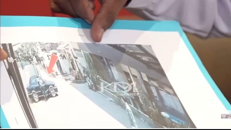 Pihak kuasa hukum korban memperlihatkan bukti CCTV.