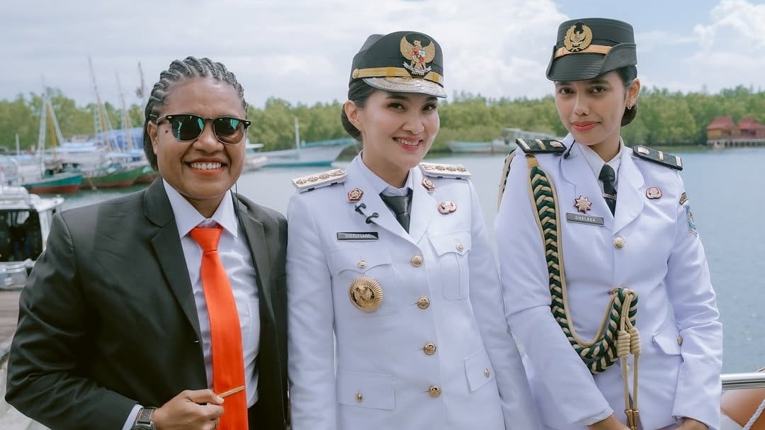 Gubernur Malut Sherly Tjoanda bersama ajudannya Maylen Christy (kiri) dan Chelsea Pattiwael (kanan)