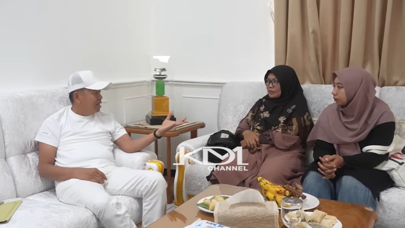 Gubernur Jabar, Dedi Mulyadi (KDM) menghadirkan keluarga Aman Yani, sosok yang disebut terdakwa sebagai pelaku otak kasus pembunuhan satu keluarga Haji Syahroni di Indramayu