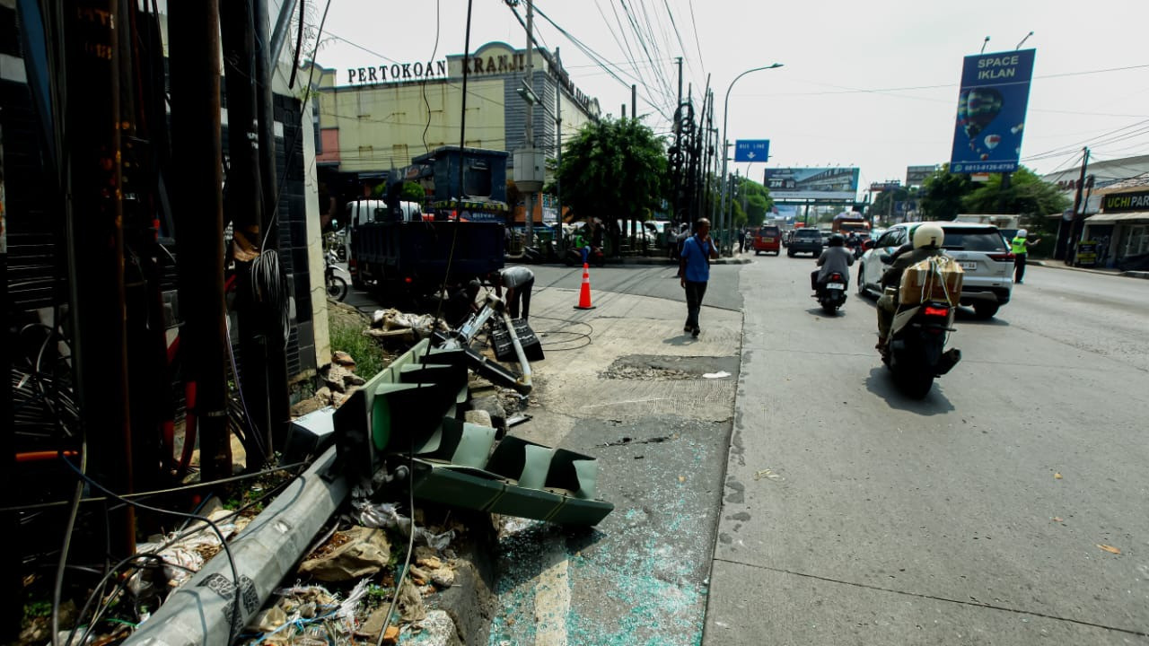 Lensa Berbicara: Traffic Light di Simpang Kranji Bekasi Roboh
