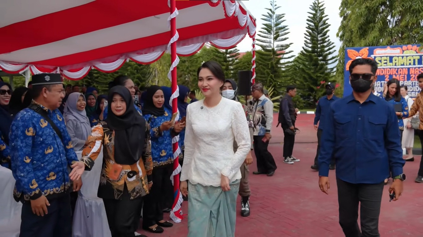 Gubernur Maluku Utara, Sherly Tjoanda saat menghadiri acara perayaan Hari Pendidikan Nasional di Kantor Dinas Pendidikan Sofifi, Kota Tidore Kepulauan