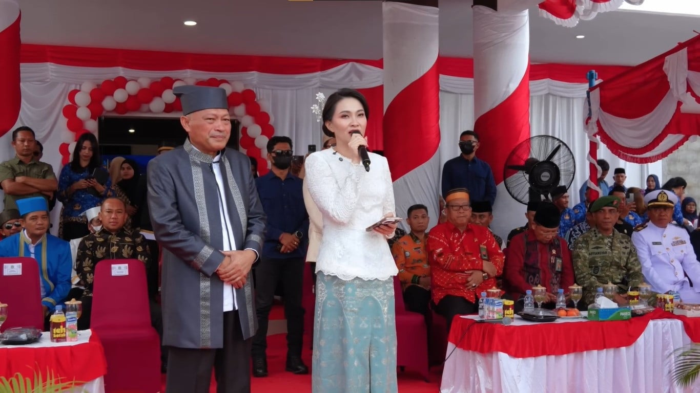 Gubernur Maluku Utara, Sherly Tjoanda (kanan) saat menghadiri acara perayaan Hari Pendidikan Nasional di Kantor Dinas Pendidikan Sofifi, Kota Tidore Kepulauan