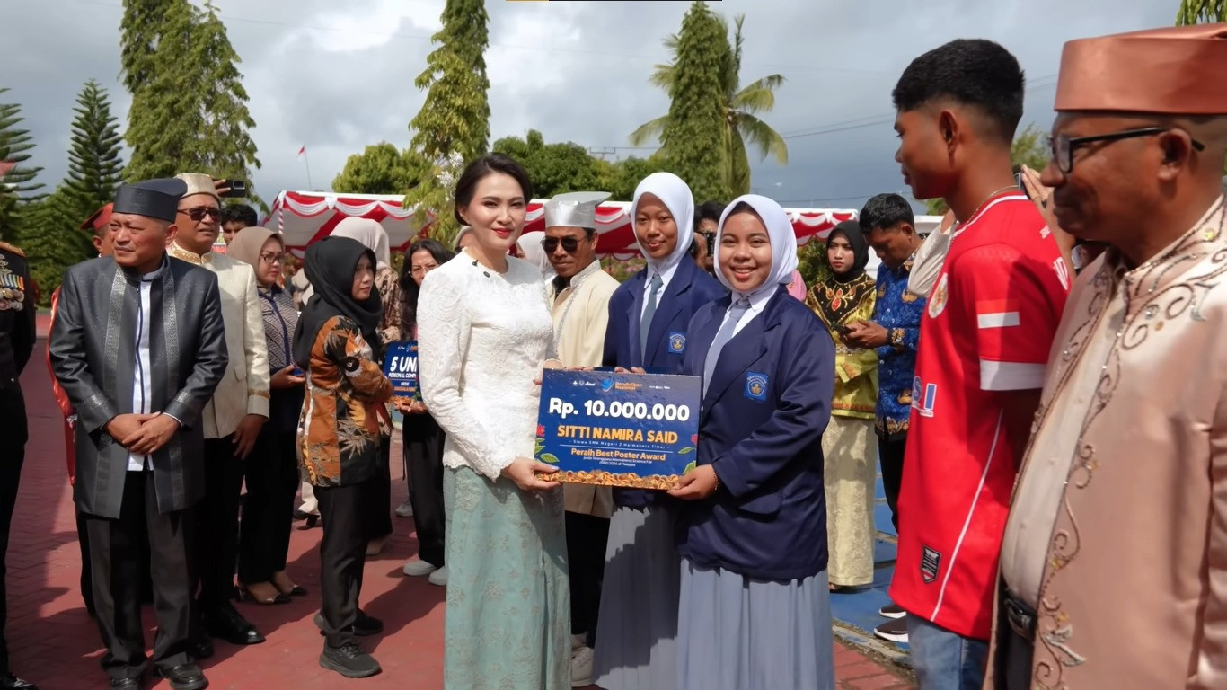 Gubernur Maluku Utara, Sherly Tjoanda (kanan) saat menghadiri acara perayaan Hari Pendidikan Nasional di Kantor Dinas Pendidikan Sofifi, Kota Tidore Kepulauan