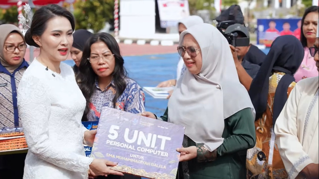 Gubernur Maluku Utara, Sherly Tjoanda (kanan) saat menghadiri acara perayaan Hari Pendidikan Nasional di Kantor Dinas Pendidikan Sofifi, Kota Tidore Kepulauan