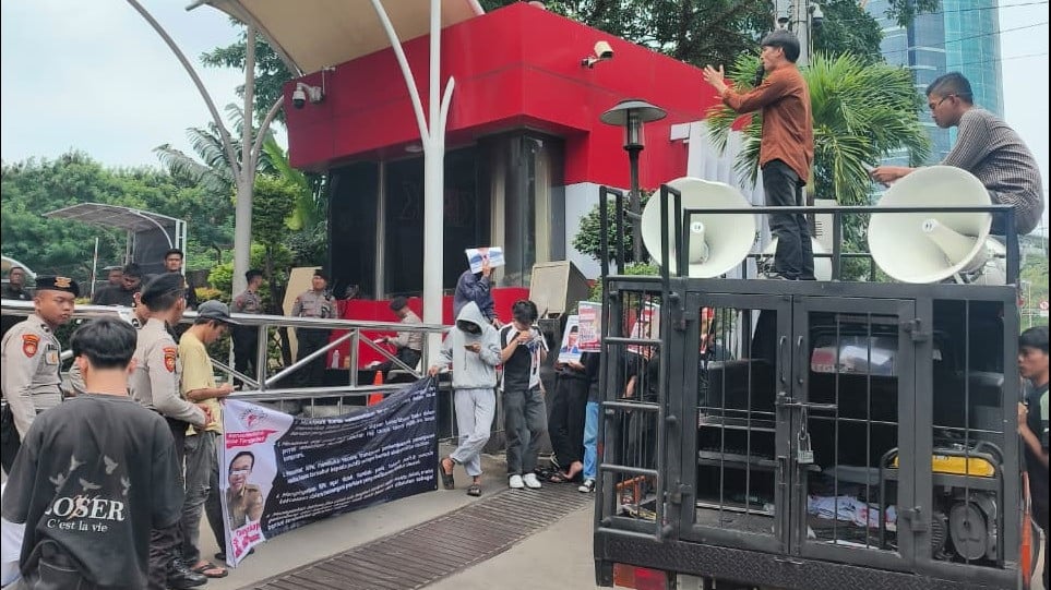 Konsorsium Aktivis Nusa Tenggara Barat (NTB) menggelar aksi unjuk rasa di depan Gedung Komisi Pemberantasan Korupsi (KPK) Jakarta, Rabu (6/5/2026).