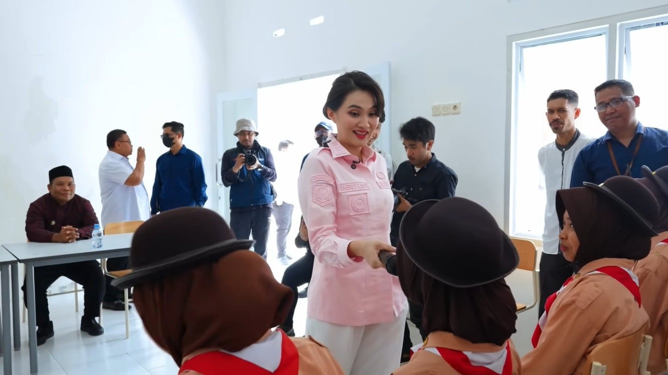 Gubernur Maluku Utara, Sherly Tjoanda, saat bertanya soal perkalian kepada para siswa di Sekolah Rakyat (SR) Akekolano.